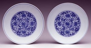 Paar Untertassenschalen mit stilisierten Lotusblumen, Yongzheng-Marke und -Periode 1723-35 von School Chinese