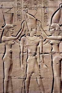 Altes Ägypten, Wandmalerei/-schnitzerei, Ein König erhält die Doppelkrone von Isis und Nephthys, Tempel des Horus, Edfu