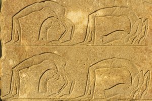 Altes Ägypten, Wandmalerei/Schnitzerei, Weibliche Akrobaten führen Kunststücke vor, Karnak-Tempel, Luxor von School Egyptian