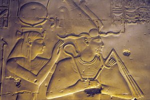 Altes Ägypten, Wandmalerei/-schnitzerei, Göttin Isis umarmt ihren sitzenden Ehemann Osiris, Tempel von Sethos I., Abydos