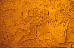 Altes Ägypten, Wandmalerei/-schnitzerei, Hethitische Gefangene werden mit Stöcken geschlagen, Tempel von Ramses II. und Nefertari, Abu Simbel (Foto) von School Egyptian