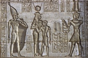 Altes Ägypten, Wandmalerei/Gravur, Isis stillt den jungen Pharao in Anwesenheit des göttlichen Kindes Ihy, während der Pharao ein Opfer darbringt, Tempel der Hathor, Dendera