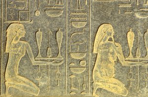 Altes Ägypten, Wandmalerei/Gravur, Nilgötter knien mit Tabletts voller Opfergaben, Schwarzer Granit, Karnak-Tempel, Luxor von School Egyptian