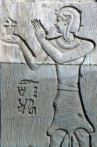 Altes Ägypten, Wandmalerei/-schnitzerei, Priester in Leopardenfell, der Weihrauch anbietet, Tempel von Sebek und Horus Kom Ombo