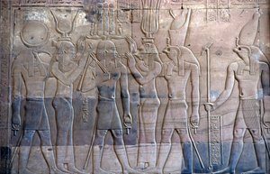 Altes Ägypten, Wandmalerei/-schnitzerei, Ptolemaios XIII. wird Horus präsentiert, Sebek und Horus Tempel, Kom Ombo
