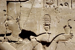 Altes Ägypten, Wandmalerei, Der Pharao Ptolemaios schüttelt ein Sistrum und opfert Weihrauch, Tempel von Horus, Edfu von School Egyptian
