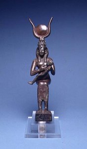 E.122-1954 Iris pflegt Horus (Vorderansicht) Ägyptisch, 715-525 v. Chr. von School Egyptian