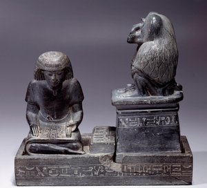 Ägyptische Antike: Der Schreiber Nebmertouf und der Affe Thot, Gott der Schrift und Schutzpatron der Schreiber. Schieferskulptur. Herrschaft von Amenophis III. (1391-1353) von School Egyptian