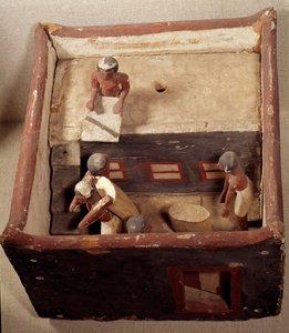 Ägyptische Antiquitäten: Dachbodenmodell mit Schreibern, die den Getreidepreis aufzeichnen. Aus bemaltem Holz. 12. Dynastie, Mittleres Reich (2033-1710 v. Chr.). Aus Assiut. Louvre Museum, Paris von School Egyptian