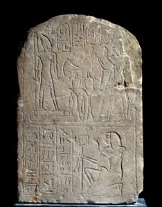 Ägyptische Antiquität: Kalksteinstele im Namen von König Anya. Pharao Ramses II bietet Weihrauch seiner eigenen kolossalen göttlichen Statue an. Regierungszeit von Ramses II (1279-1213 v. Chr.). Aus dem Serapeum von Saqqara. Paris, Louvre