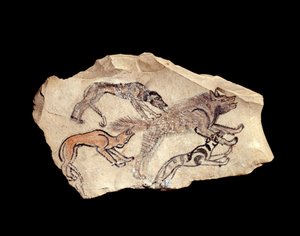 Ägyptische Antiquität: Ostrakon (oder Ostracon) (Plural: Ostraka) (Keramik) aus Kalkstein, das drei Hunde darstellt, die eine Hyäne jagen. 1300-1070 v. Chr. Paris, Louvre Museum.