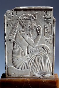 Ägyptische Antiquität: kleine Kalksteinstele von Ramses II.: der Kindkönig sitzt auf dem Zeichen des Horizonts. 19. Dynastie (ca. 1295-1186)