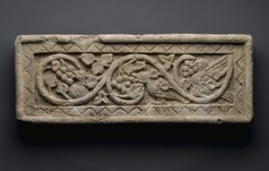 Relief einer Pflanzenrolle mit Vögeln und Trauben, aus Behnesa, 5.-6. Jahrhundert von School Egyptian