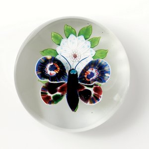 Baccarat Schmetterling und Blumen Gewicht, das Insekt mit tiefviolettem Körper, hellblaugrauen Augen und Antennen
