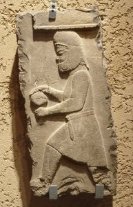 Ein Meder am Königshof von Persepolis mit einem bedeckten Gefäß, Achämeniden, ca. 500 v. Chr.
