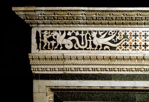 Detail der Dekorationen um die Marmortandola von School Italian