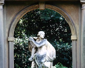 Statue der Venus, in den Gärten der Villa la Pietra von School Italian