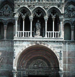 Westfassade, begonnen in den 1130er Jahren und abgeschlossen im 15. Jahrhundert (Detail)