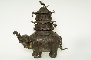 Figur eines Elefanten mit Howdah-Tuch, aufwendigem Sattelgurt und einem Pagodengebäude von Japanese School