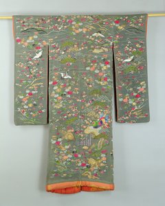 Grauer Kimono mit Blumen und Vögeln, Japanisch