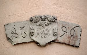 Die Gasse der Juden in Obernai (67). Kultstätten: Inschrift mit einem hebräischen Datum und dem entsprechenden Datum der christlichen Ära: 1696. Eine Synagoge wurde angeblich zwei Jahre nach der Genehmigung von Intendant La Grange gebaut, die es erlaubte J