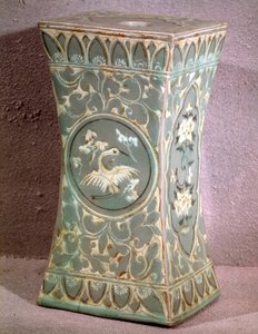 Koreanische Kunst: Keramikkissen. Koryo-Periode, spätes 12. Jahrhundert. Museum der Schönen Künste, Duksoo-Palast, Korea