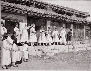 Bogenschützen im alten Palast von Seoul, Korea, Ende des 19. Jahrhunderts von School Korean