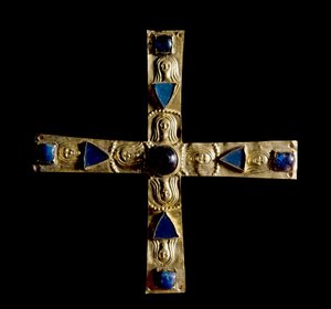 Archäologie des Mittelalters. Barbarische Kunst der Lombardei: Kreuz von Gisulfo, in getriebenem Goldblech mit Halbedelsteinen. Hergestellt von einem lombardischen Meister des 7. Jahrhunderts von School Lombard