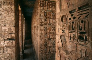 Ägypten, Medinet Habu, Luxor, Luxor-Gouvernement, Totentempel von Ramses III. (Detail) von R. and Smith Simkin
