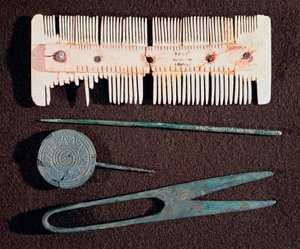 Barbarische Zivilisation: Toilettenartikel (Kamm, Schere) aus der Merowingerzeit. 5.-8. Jahrhundert. Straßburg, Archäologisches Museum des Palais Rohan von School Merovingian