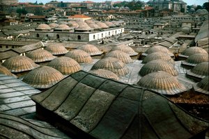 Panoramablick auf Istanbul mit Kuppeln des Großen Basars
