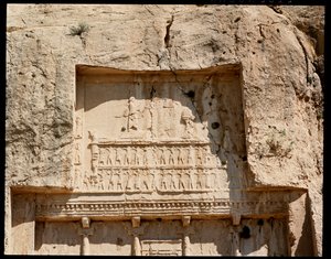 Ansicht der Nekropole und des Grabes von Darius I. dem Großen mit Relief, das ihn zeigt, wie er die Sonne ehrt