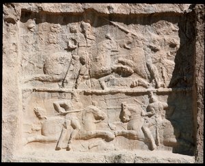 Ansicht der Nekropole und der Gräber der Achämenidenkönige mit Relief, das Kampfszenen darstellt