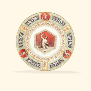Ein Porzellanteller aus dem Raphael-Service, das Zentrum zeigt Triton