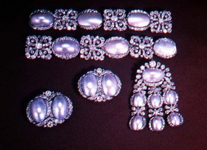 Schmuckset, Brosche, Ohrclips und Armbänder, zweite Hälfte des 18. Jahrhunderts von School Russian