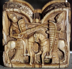 Romanische Kunst: Schachfigur, die eine Schlacht zwischen zwei Rittern darstellt. Elfenbeinskulptur. Aus Spanien