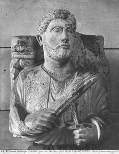 Grabrelief von Jarhai, aus Palmyra, Syrien (Marmor) (s/w Foto) von School Syrian