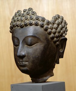Kopf eines Buddha, der nach unten schaut, Lan Na Kultur