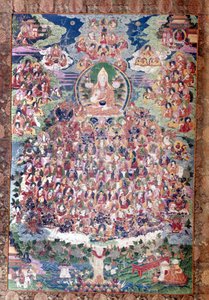 Der große Reformer Tsong ka Pa (der Mann, der aus dem Tal der Zwiebeln kam). Geboren in der Provinz Amdo im Osten Tibets im Jahr 1358, baute die Klöster von Ganden und Sera, führte eine strenge liturgische Reform ein und setzte die Einhaltung der klösterli