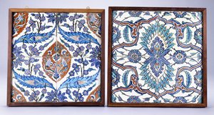 Eine Iznik-Fliese mit Pflaumenblüten und Tulpen, hergestellt um 1570, und eine Iznik-Fliese aus dem 17. Jahrhundert mit roter und blauer gespaltenen Palmette, ca. 1570; 17. Jahrhundert