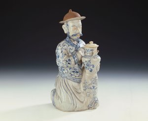 Eine unaufgezeichnete Annamese Blau-Weiß-Kanne in Form eines knienden Dieners