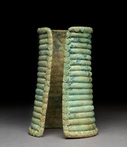 Langes geripptes Armband
