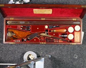 Goldverzierte 16-Bore-Doppelbüchse für den Nizam von Hyderabad, in einem messingbeschlagenen Mahagonikasten, ausgekleidet mit karminroter Seide, ca. 1855