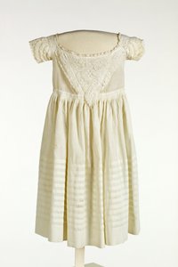 Taufkleid für Jungen mit Ayrshire-Stickerei an Vorderseite und Ärmeln, ca. 1850