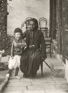 Arabischer Kawass (osmanischer Wächter) mit einem Jungen im Garten eines Hauses im Judäischen Bezirk von Jerusalem, 1867 von Sergeant Henry Phillips
