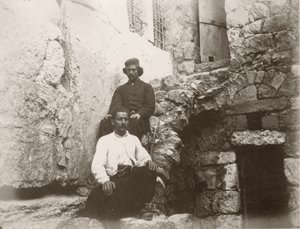 Zwei Männer sitzen neben dem Türsturz von Barclays Tor in der Westmauer des Tempelbergs, Jerusalem, 1866