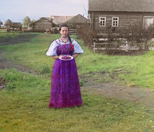 Mädchen mit Erdbeeren auf einem Teller, Russisches Reich, aus 