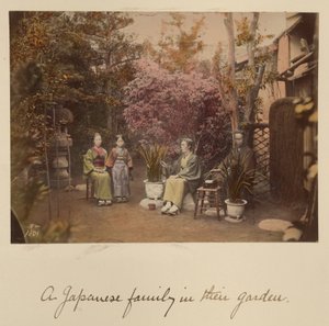 Eine japanische Familie in ihrem Garten