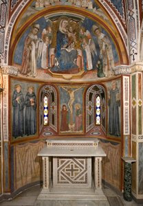 Jungfrau und Kind und Kreuzigung (nach der Restaurierung). Fresko der Schule von Siena. 14. Jahrhundert. Kapelle der Jungfrau. Kloster von Saint Benedetto (Sacro Speco), Subiaco (Rom), Italien
