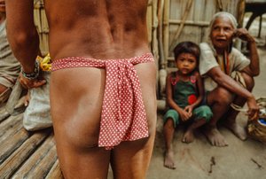 Ein Mangyan-Stammesangehöriger trägt einen traditionellen Lendenschurz